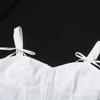 Blusa de babados com renda croset, ombro de fora, decote em v, alça sem costas, colete estilingue.