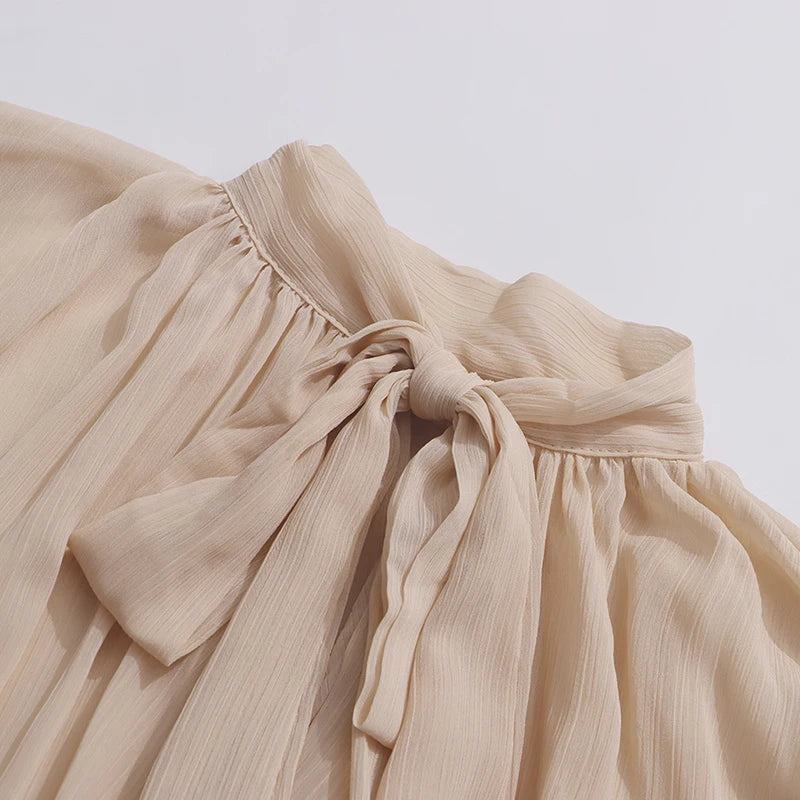 Blusa Twotwinstyle transparente de gola alta e com  mangas compridas em  retalhos e babados