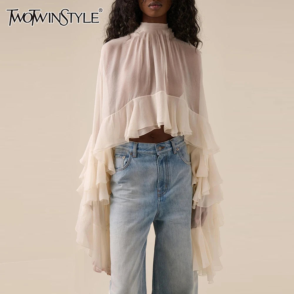 Blusa Twotwinstyle transparente de gola alta e com  mangas compridas em  retalhos e babados