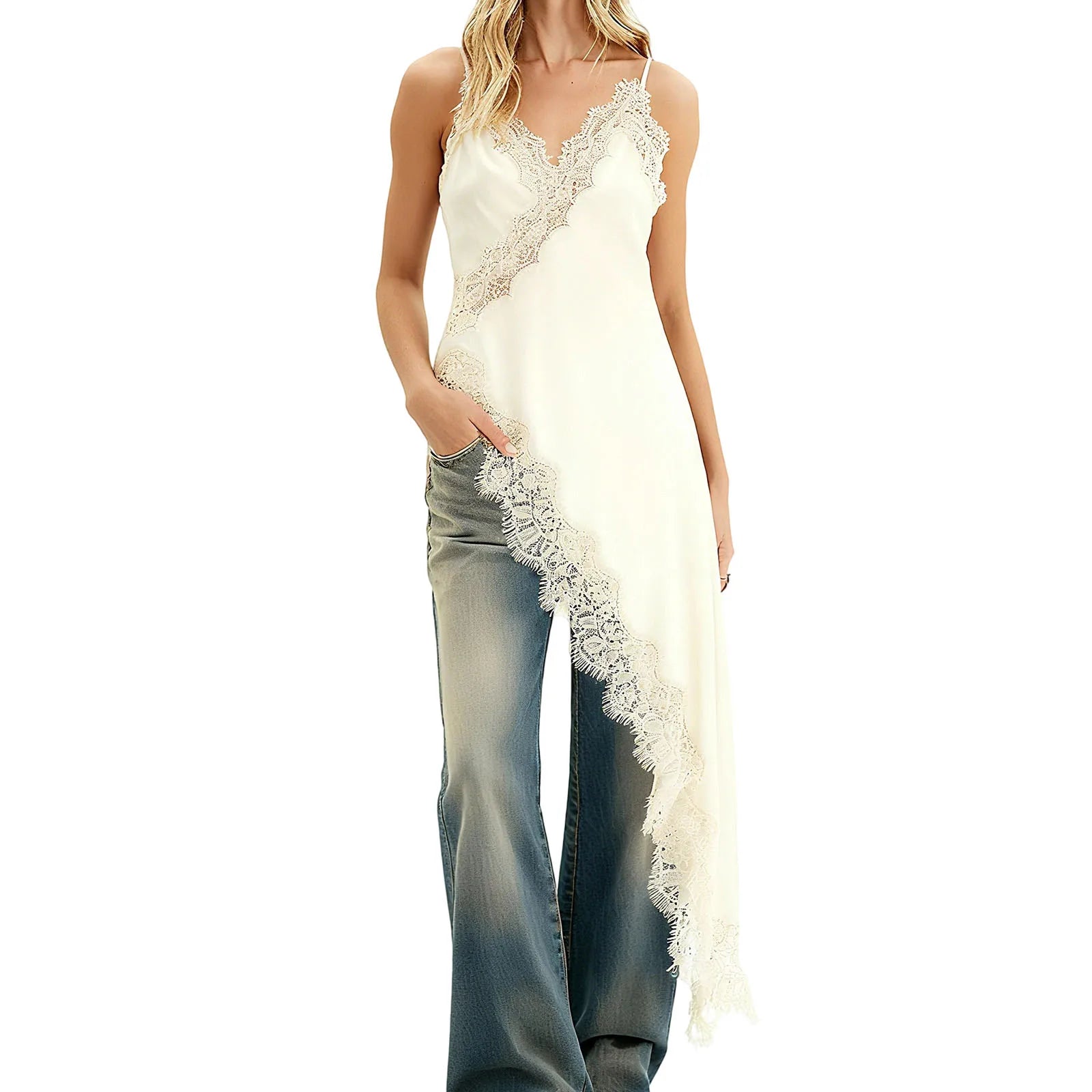 Blusa boho vintage em cetim com renda e retalhos e sem mangas.