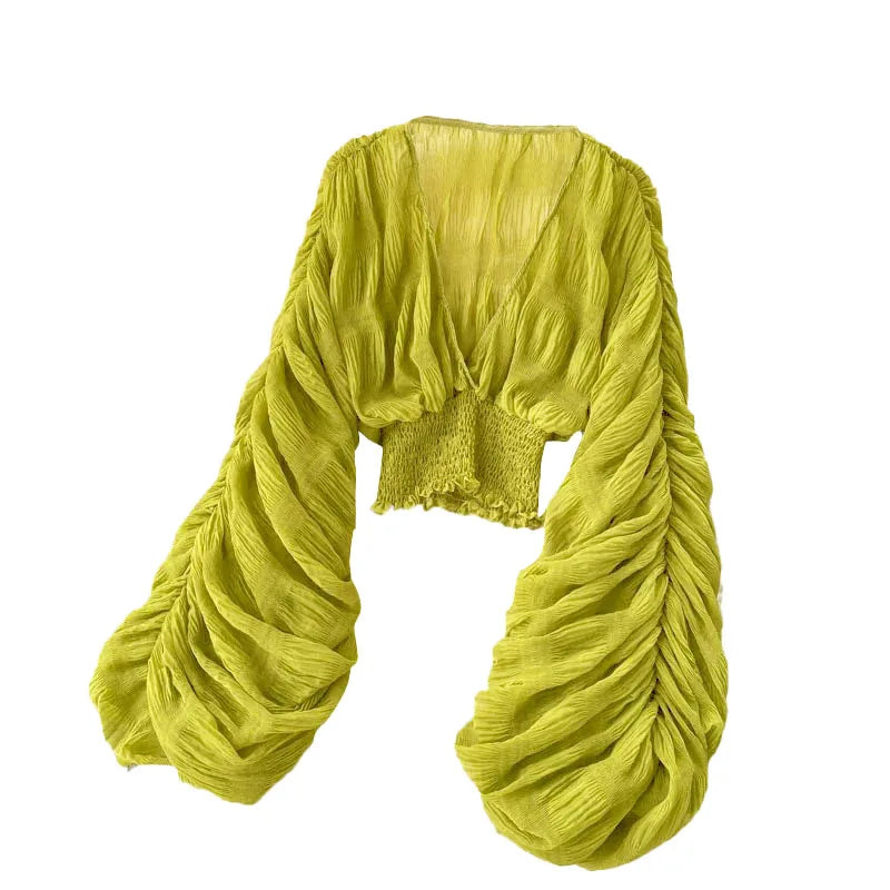 Blusa feminina de manga bufante longa e com dobras.