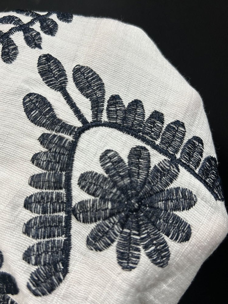 Camisa Feminina com Decote em V e Bordado Floral - VEZTIVIA